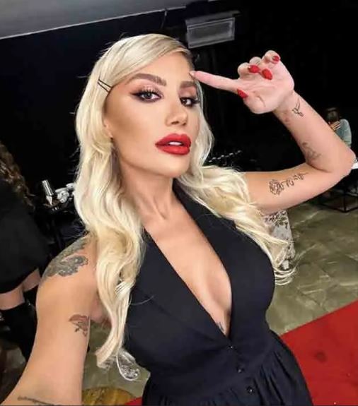 Ünlü Şarkıcının Eski Sevgilisi Cinsel Yönelimini Değiştirmiş!