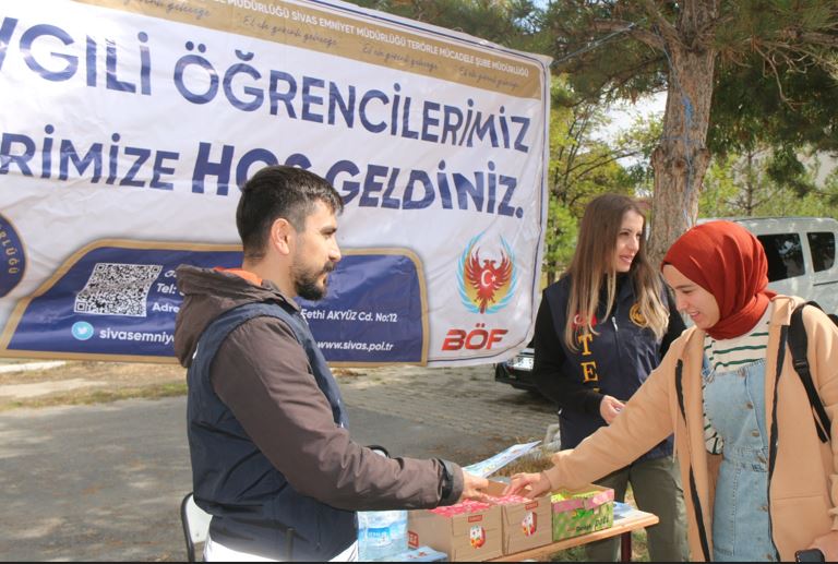 Şarkışla’da polisler üniversite öğrencilerine kek ve meyve suyu ikram etti!