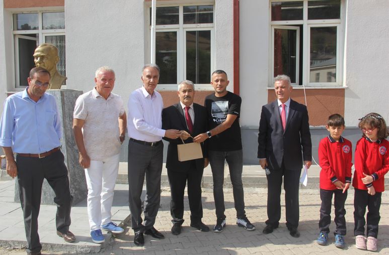 Zara’da öğrencilere kırtasiye seti hediye edildi!