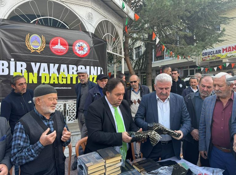 Koyulhisar’da vatandaşlara Kur’an-ı Kerim dağıtıldı!