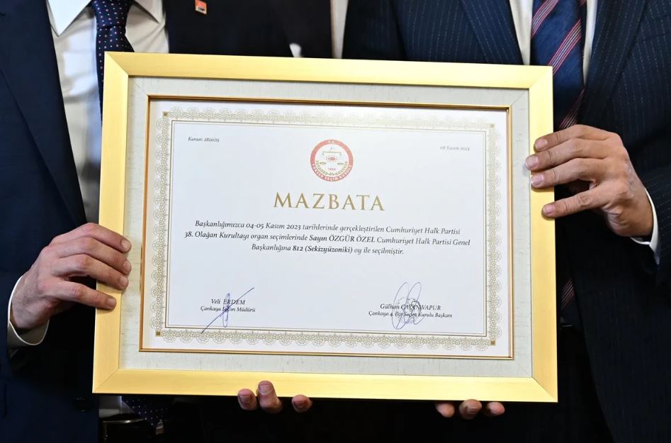 CHP’de Özgür Özel dönemi! Mazbatasını aldı!