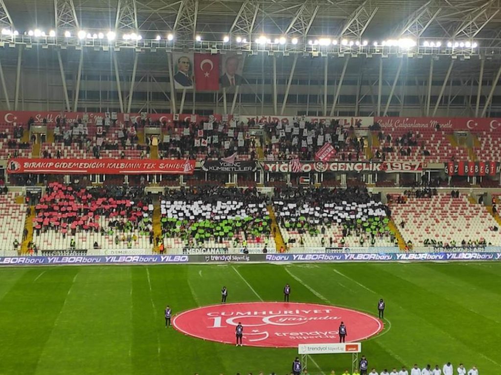 Sivasspor taraftarlarından koreografi!