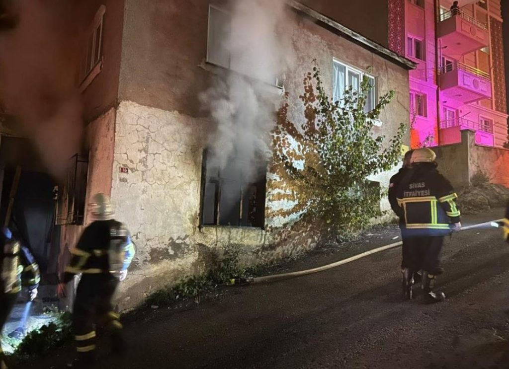 Sivas’ta ev yangını!