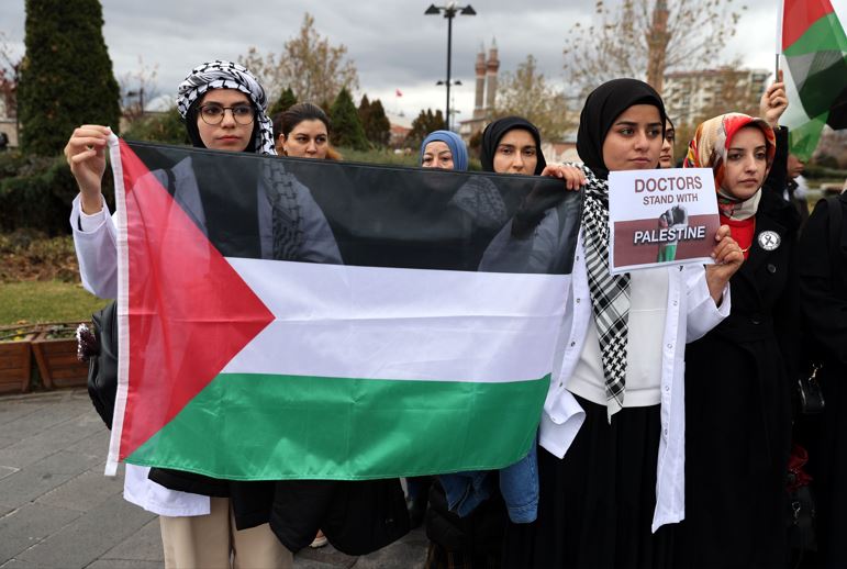 Sivas’ta doktorlar “sessiz yürüyüş” ile İsrail’i protesto etti!