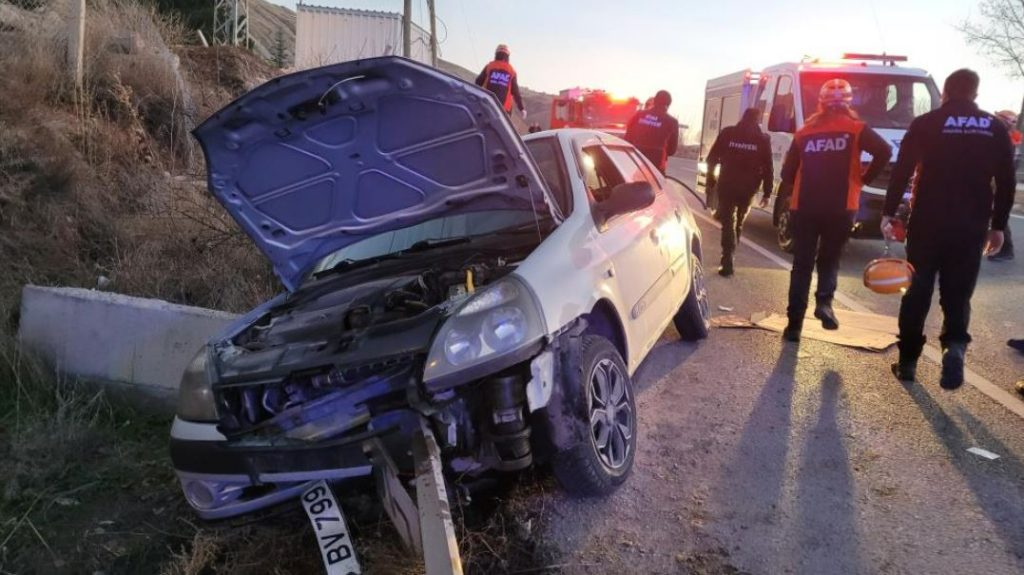 Otomobil yoldan çıkıp bariyere çarptı! 4 yaralı!