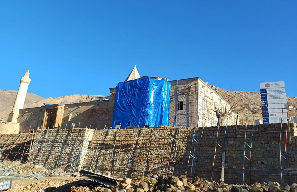 Divriği Ulu Camii’nin geçici koruma çatısı kaldırılmaya başlandı