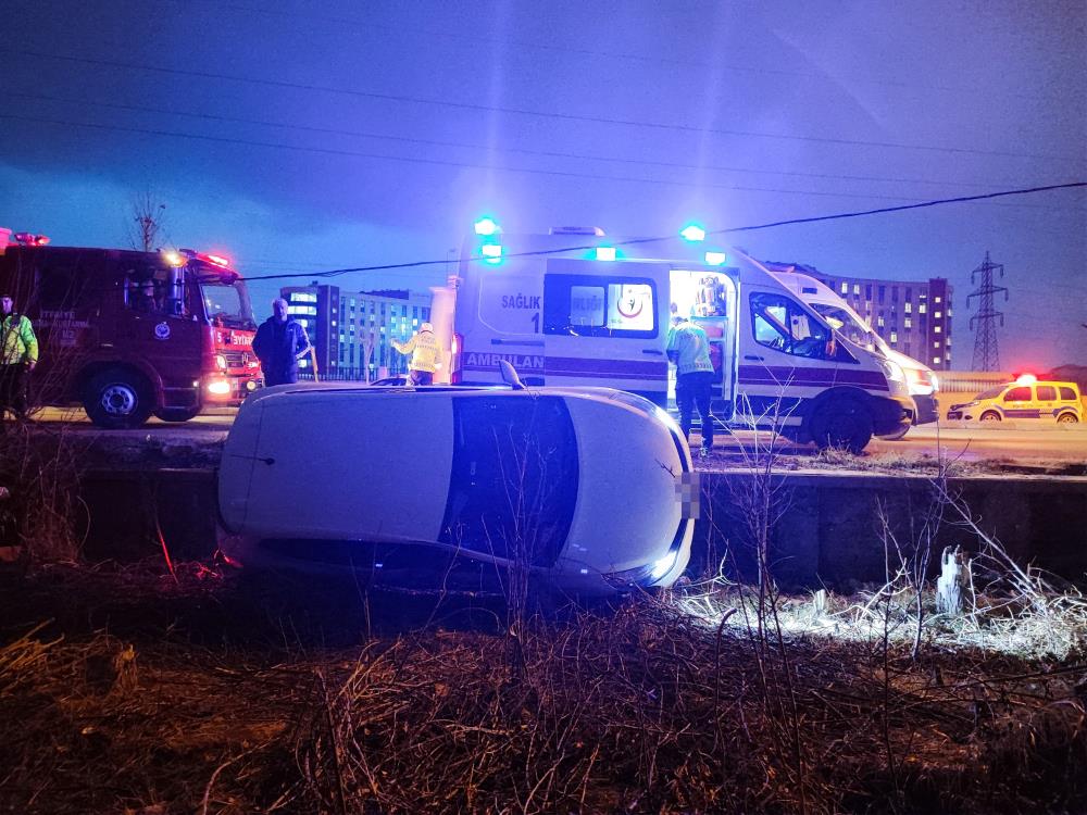 Otomobil yan yattı: 3’ü çocuk 5 kişi yaralandı