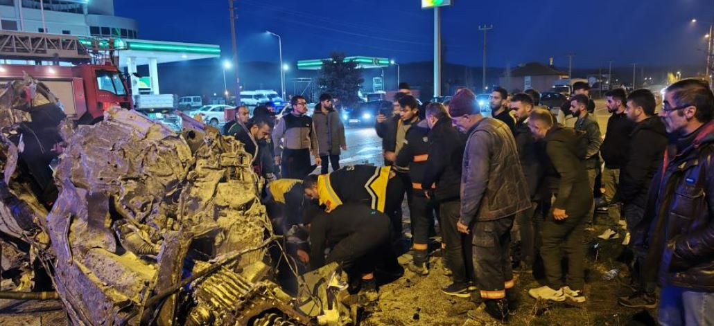 Sivas’ta Feci Kaza! Araç Ortadan İkiye Bölündü! Yandı!