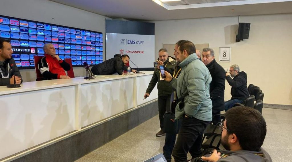 Sivas’ta basın mensuplarından Sumudica’ya protesto!