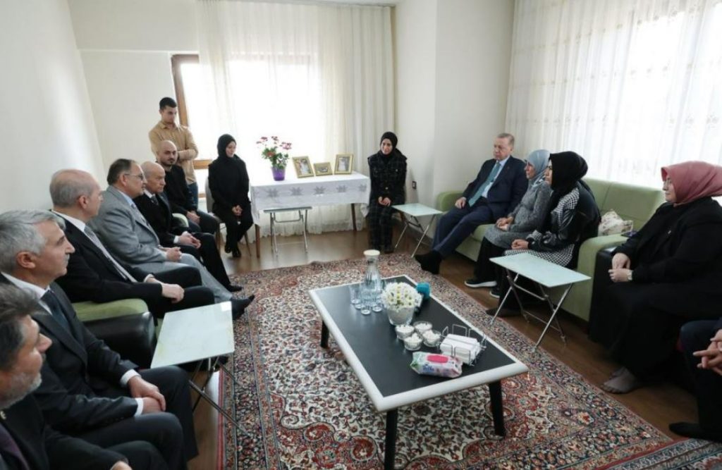 Cumhurbaşkanı Erdoğan’dan depremzede aileye ziyaret!