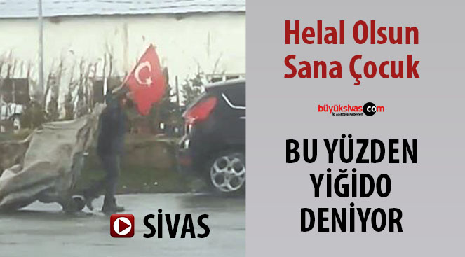 Sivaslı minik yiğido yerdeki bayrağı alarak böyle dalgalandırdı