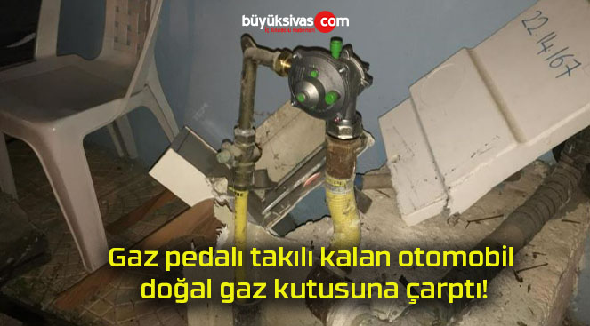 Gaz pedalı takılı kalan otomobil doğal gaz kutusuna çarptı!