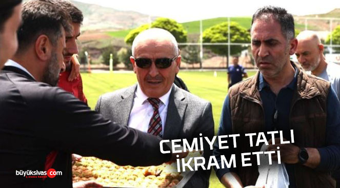 Sivas 4 Eylül Gazeteciler Cemiyeti tatlı ikram etti