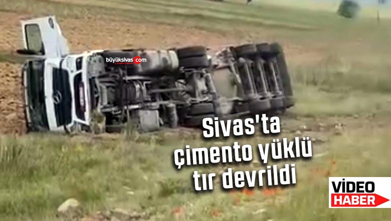 Sivas’ta çimento yüklü tır devrildi