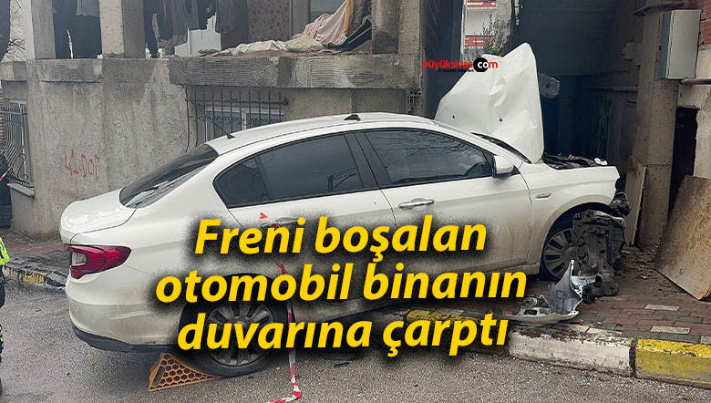 Freni boşalan otomobil binanın duvarına çarptı