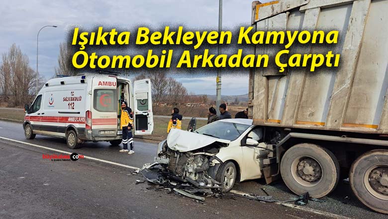 Işıkta Bekleyen Kamyona Otomobil Arkadan Çarptı