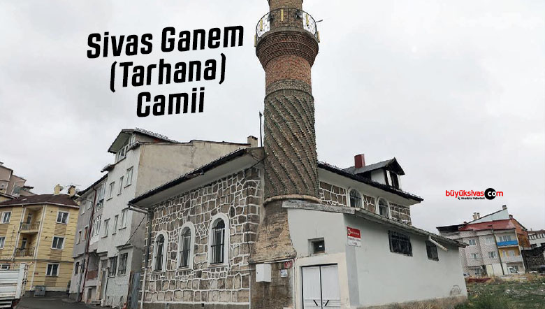 Sivas Ganem (Tarhana) Camii Yeniden İnşa Edildi, Minaresi Orijinalliğini Koruyor