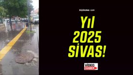 Sivas’ta yağmur sonrası Ulu Cami arkasında rögar taştı! Pislikler sokağa saçıldı!