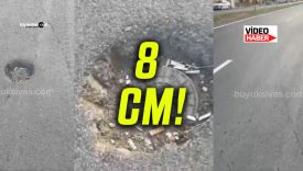 İstiklal Caddesi’ndeki asfalt çöküntüsü sürücüleri mağdur ediyor!