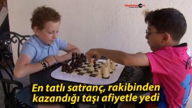 En tatlı satranç, rakibinden kazandığı taşı afiyetle yedi