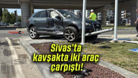 Sivas’ta kavşakta iki araç çarpıştı!