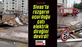 Sivas’ta rüzgarın uçurduğu çatı elektrik direğini devirdi!