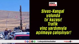 Sivas-Kangal yolunda tır kazası! Trafik vinç yardımıyla açılmaya çalışılıyor!