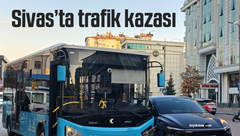 Sivas’ta özel halk otobüsü ile Tesla çarpıştı