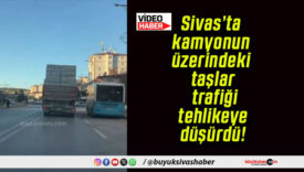 Sivas’ta kamyonun üzerindeki taşlar trafiği tehlikeye düşürdü!