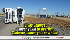 Sivas yolunda pancar yüklü tır devrildi! Tonlarca pancar yola savruldu!
