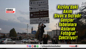 Kızılay’daki Akım Sivas’a Sıçradı! Gençler Tabelalara Asılarak Fotoğraf Çektiriyor!
