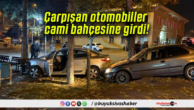 Çarpışan otomobiller cami bahçesine girdi!